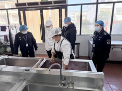 <b>法律人员对后厨加工区域的卫生情况进行了沉</b>