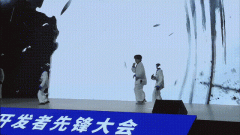 <b>让智这些企业能坐正在巨人的肩膀上冲锋</b>